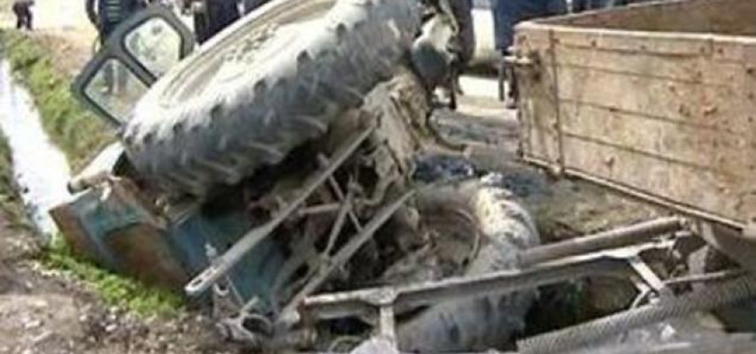 Traktor yol kənarına aşdı - Sürücü ağır yaralandı