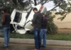 İşıq dirəyinə çırpılan avtomobil ikiyə bölündü