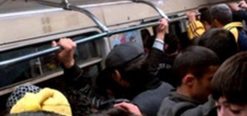 Metroda əlbəyaxa dava - Sərxoş sərnişin qadını təhqir etdi