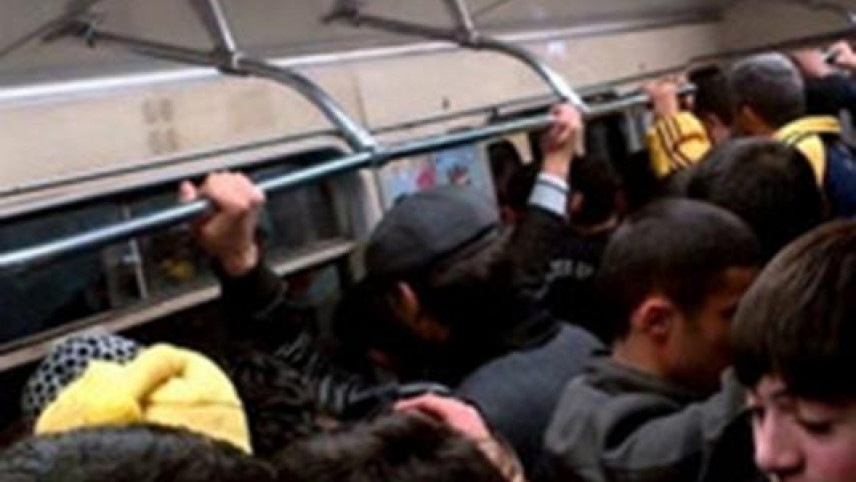 Metroda əlbəyaxa dava - Sərxoş sərnişin qadını təhqir etdi
