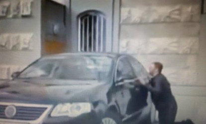 Arvadı sürücülük vəsiqəsi alan kişini ağlamaq tutdu