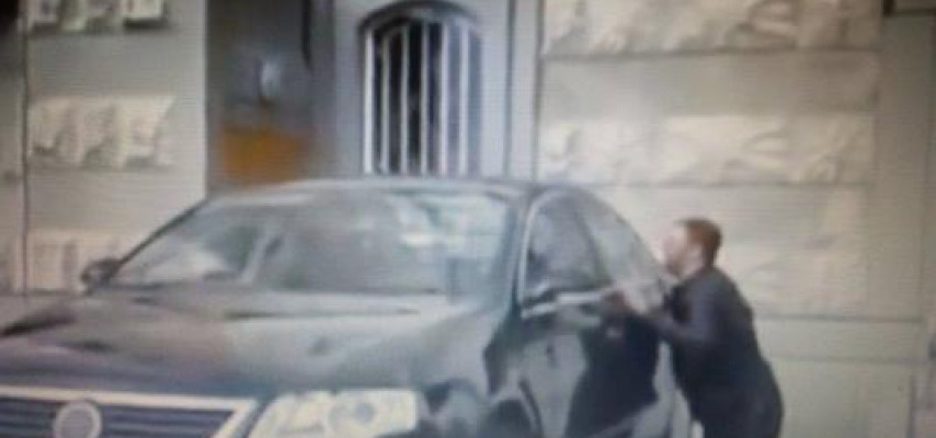 Arvadı sürücülük vəsiqəsi alan kişini ağlamaq tutdu