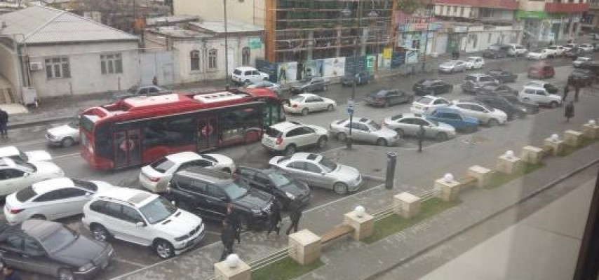 Bakıda biabırçılıq – Avtobus dayanacağına parkomat qoydular