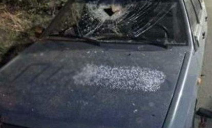 Binadan qopan üzlük parçası avtomobilin üstünə düşdü