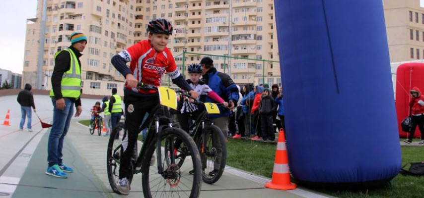 Velotrekdə məktəblilərin yarışı keçirilib