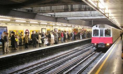 Londonda hicablı qadını qatarın altına atdı