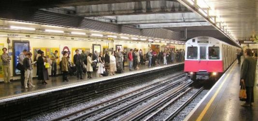 Londonda hicablı qadını qatarın altına atdı