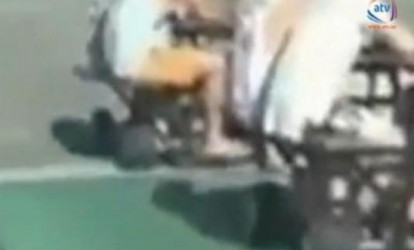 O qədər içdilər ki, avtomobil yolunda masa ilə gəzdilər