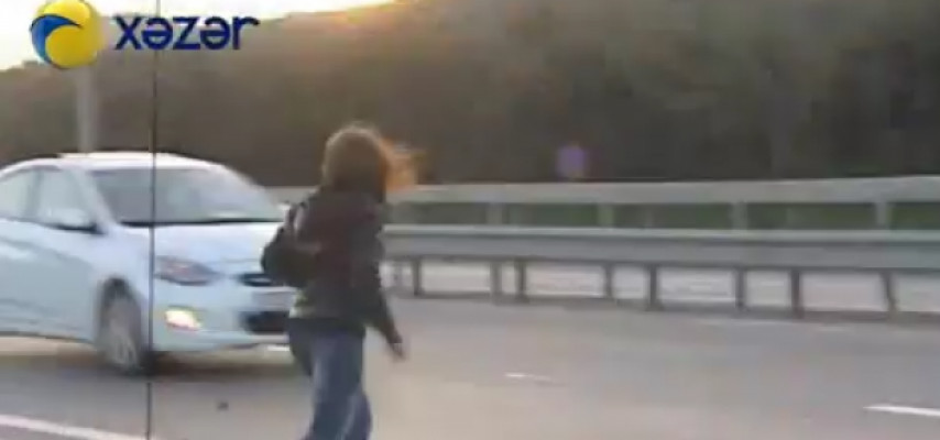 Bu ərazidə yolu keçmək problemdir