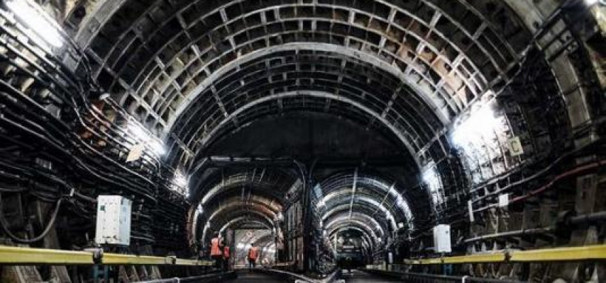 Bakı metrosunda problem: Qatar tuneldə qaldı