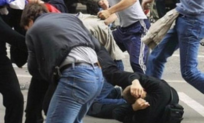 Nardaranda jurnalistlərin maşınını daşa basıb sürücünü döydülər