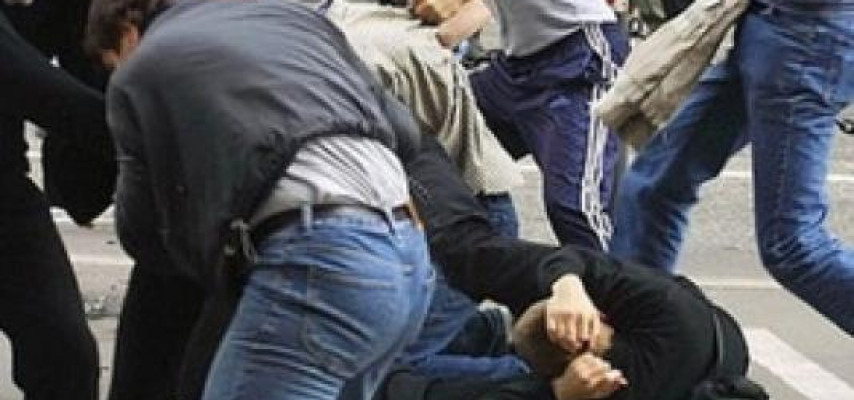 Nardaranda jurnalistlərin maşınını daşa basıb sürücünü döydülər