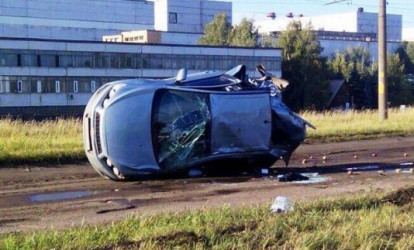 Qadın sürücü Bakı-Quba yolunda maşını aşırtdı: Ölən var