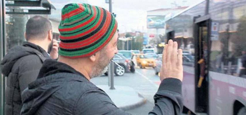 Məşhur aktyor avtobus dayanacağında