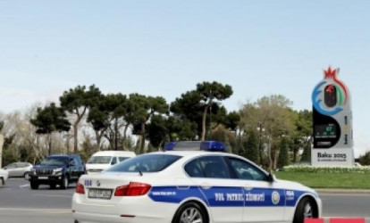 «07» sürücüsü onu saxlamaq istəyən yol polisini vurdu