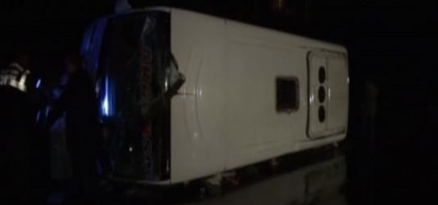 Avtobus aşdı: 23 yaralı