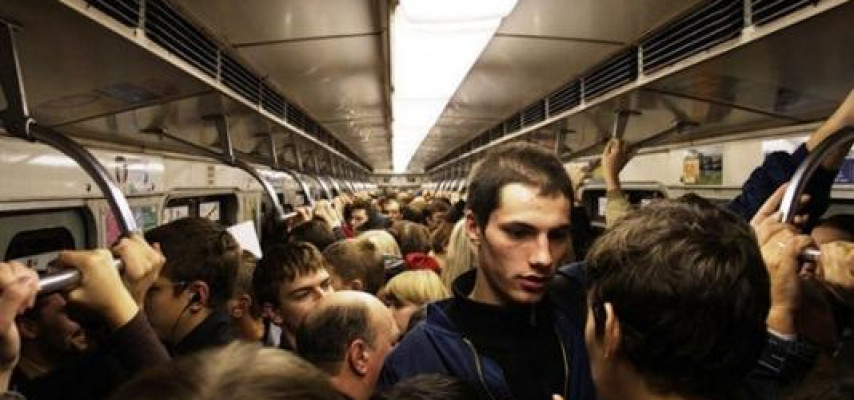 Metroda hadisə: 2 gənc qız bayıldı