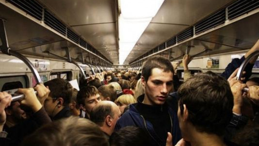 Metroda hadisə: 2 gənc qız bayıldı