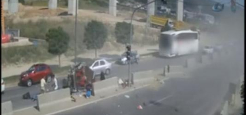 Nəhəng avtomobil minik maşınını daşa vurub əzdi; 7 nəfər sağ çıxdı