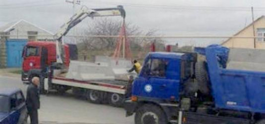 Nardaranın girişində beton plitələr düzülür