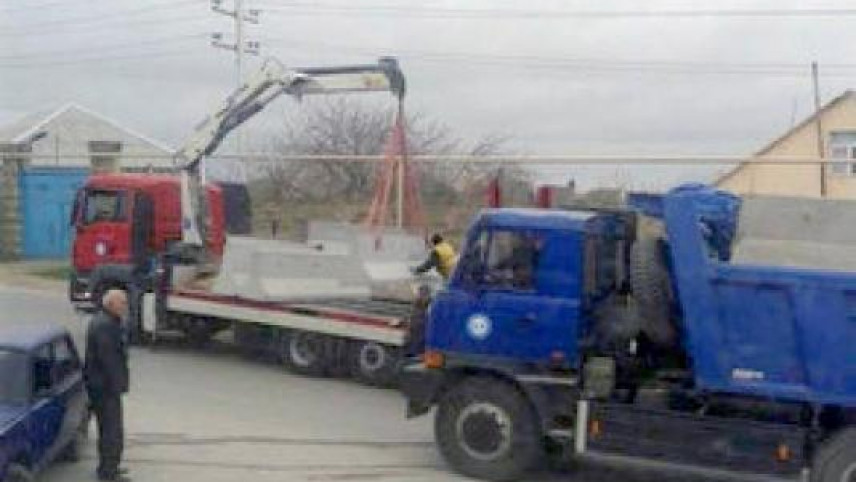 Nardaranın girişində beton plitələr düzülür