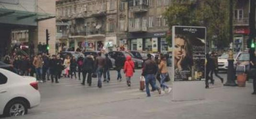 Qaçaraq yolu keçənlər: Nə işıqfor, nə də polislər onları durdura bilmir