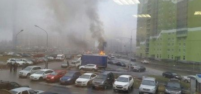 Polis maşınını külə çevirdilər – FOTO