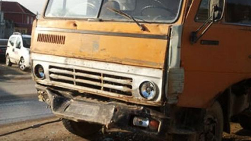 Daş dolu iki yük maşını qəza törətdi, xəsarət alan var