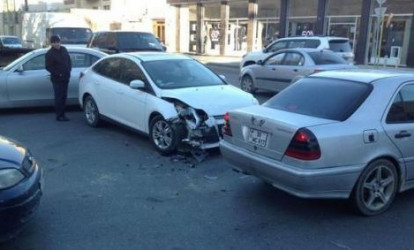 Bakıda üç avtomobil toqquşdu – FOTO