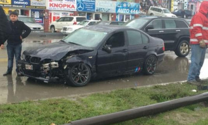 Babək prospektində BMW işıq dirəyini aşırtdı – FOTO