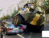 Avtomobillərin üzərindən tankla keçdi