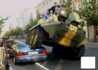 Avtomobillərin üzərindən tankla keçdi