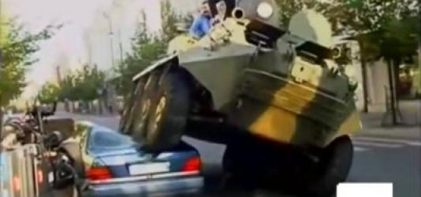 Avtomobillərin üzərindən tankla keçdi