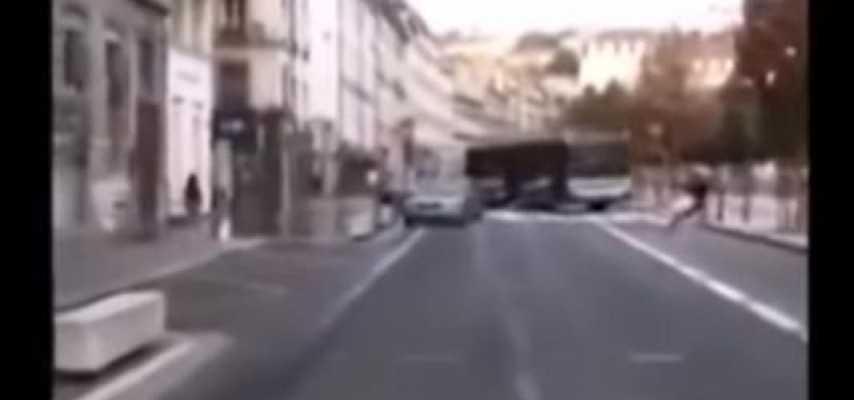 Avtobusla zarafat edən gənc 24 nəfərin ölümünə səbəb oldu
