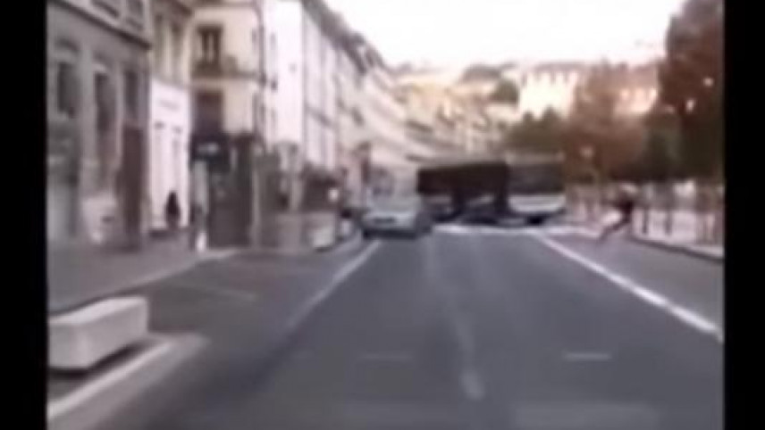 Avtobusla zarafat edən gənc 24 nəfərin ölümünə səbəb oldu