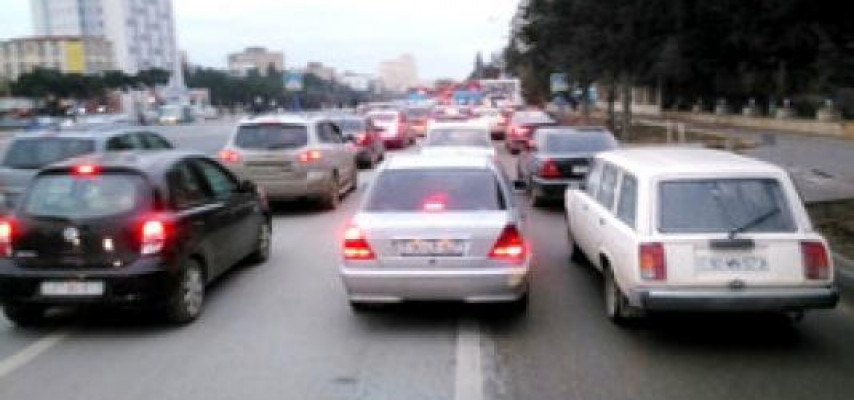 Bəzi yollarda sıxlıq yaranıb