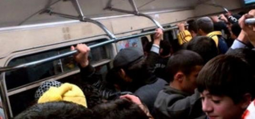 Metroda polisi döydülər