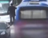 Avtobusla yan-yana uçan adamdan