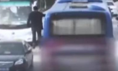 Avtobusla yan-yana uçan adamdan