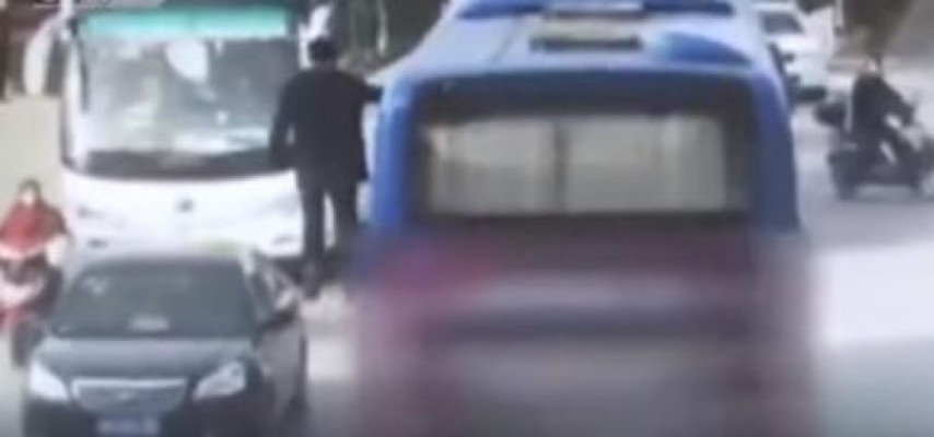 Avtobusla yan-yana uçan adamdan