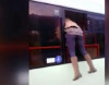 Avtobusun pulunu verməyib pəncərədən qaçan qız biabır oldu