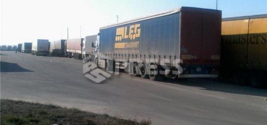Ələt limanında 175 tır ilişib