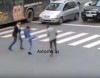Bakıda «bomj» yolun ortasında qadına hücum çəkdi; döydülər