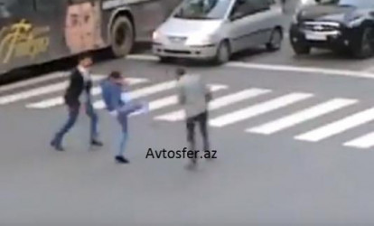 Bakıda «bomj» yolun ortasında qadına hücum çəkdi; döydülər