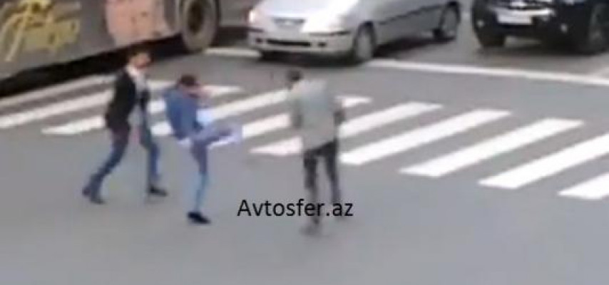 Bakıda «bomj» yolun ortasında qadına hücum çəkdi; döydülər