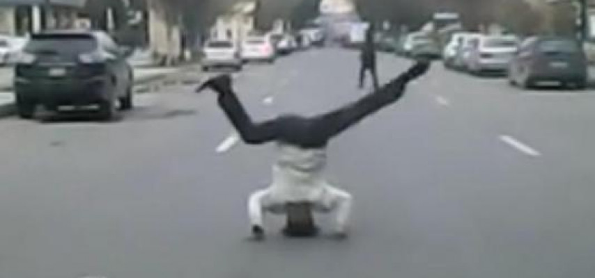 Kişi yolun ortasında sürücüləri ələ saldı