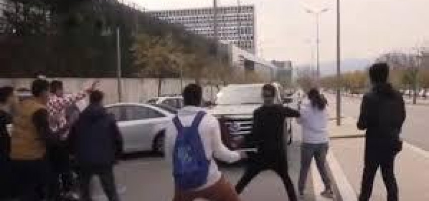 Bakıda qızların üstünə maşın sürəni elə hala saldılar ki…