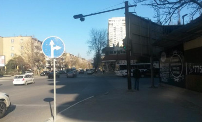 Sürücüləri çaşdıran və tıxaca səbəb olan svetofor
