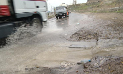 Bakıda keçən il salınan yolu bu il dağıdırlar