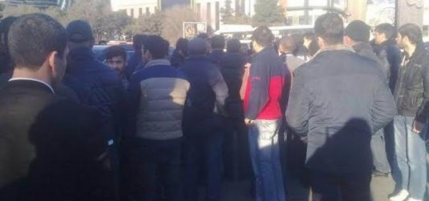 Yol polisi ilə sürücü arasında mübahisə: İki nəfər saxlanıldı